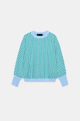 Sudadera de punto con cuello redondo y manga larga, de diseño a rayas verticales celestes y verdes, con puños y ribetes lisos en color celeste.