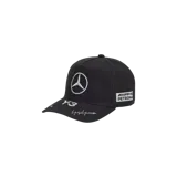 Gorro tipo gorra Adidas Y-3 de color negro, perteneciente a la colección Mercedes-AMG Petronas Formula 1 Team. Presenta el logotipo de la estrella de Mercedes bordado en el frente en color blanco, el emblema Y-3 y la firma de Yohji Yamamoto en la visera, y un parche con el logo de AMG Petronas en el lateral.