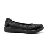 Zapato casual Korium Confort Vick de mujer, color negro con textura y detalles en charol.