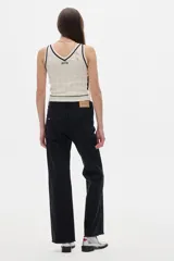 Musculosa tejida color borgoña con cuello en V y ribete amarillo.