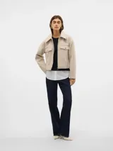 Chaqueta corta color beige con cuello con solapa y bolsillos en el pecho con cierre de botón.