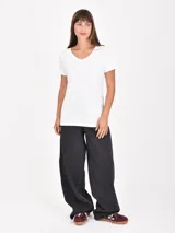 Remera negra de manga corta con cuello en V.