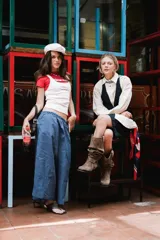 Pantalón de lino color azul, de corte holgado y ancho, con elástico en la cintura y bordado en la parte trasera.