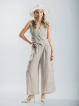 Conjunto sastrero rayado compuesto por chaleco con botones y pantalón wide leg.