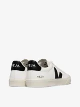 Championes Veja modelo Campo, de diseño minimalista en color blanco con detalles en negro en el logo lateral y el talón. Confeccionados con cuero orgánico y suela de caucho amazónico.