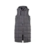 Campera larga tipo puffer color negro, con diseño acolchado, cierre frontal completo, cuello alto y capucha desmontable.