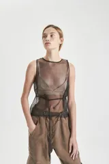 Top de organza de seda color negro, sin mangas, con corpiño de microfibra incorporado y lazo de ajuste en la espalda.