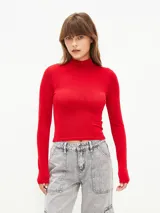 Polera de manga larga en tejido de canalé color rojo, con cuello alto ajustado.