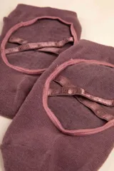 Medias soquete negras con talón descubierto y tiras cruzadas elásticas.