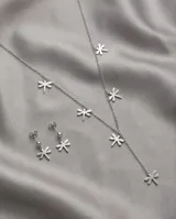 Set de joyería compuesto por collar y aros colgantes de acero, ambos con dijes en forma de libélula minimalista.