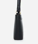 Bolsa bandolera de estructura firme en color marrón oscuro, con cierre de cremallera metálica y correa larga ajustable con hebilla.