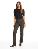 Pantalón de tiro alto con estampado cuadrillé en tonos marrones y negros. Presenta pretina elastizada, corte ajustado y costura vertical decorativa en el frente de cada pierna.