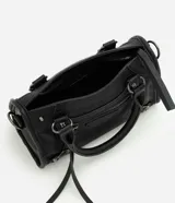 Cartera satchel Satinato de color negro, confeccionada en poliuretano. Cuenta con asas de mano fijas, correa larga removible, bolsillos frontales con cierre, tachas metálicas decorativas y tiras colgantes.