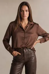 Camisa de satén color marrón chocolate, con cuello clásico, cierre frontal de botones y mangas largas con puños abotonados.