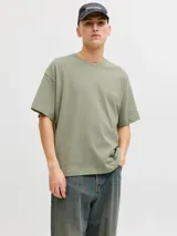 Remera de manga corta color verde militar, de corte oversize y cuello redondo, con pequeño texto estampado en el pecho.
