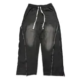 Pantalón de jogging negro con efecto lavado, corte holgado y cierres laterales verticales que permiten ajustar la silueta de wide a straight fit. Cuenta con cintura elástica con cordón ajustable.