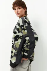 Buzo de polar con estampado animal print y mangas largas de nylon negro.