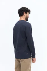 Remera de manga larga con escote redondo, corte regular y logo bordado en el pecho.