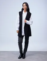 Chaleco largo de punto marca Absolutely Famous, color negro, con cuello de solapa y bolsillos delanteros.