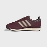 Championes Adidas modelo SL 72 RS, de diseño retro en color bordó con detalles en beige. Confeccionados con base de cuero y superposiciones de gamuza, presentan las icónicas tres rayas laterales, mediasuela de EVA y suela de caucho.