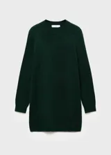 Vestido corto de punto en color verde oscuro, con cuello redondo y manga larga. Presenta un diseño recto y tejido de punto medio.