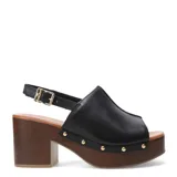 Sandalias de gamuza marrón con plataforma y taco grueso con acabado de efecto madera. Capellada envolvente de punta abierta, pulsera ajustable al tobillo y detalles de tachas metálicas doradas.