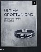 Pulsera de diseño moderno compuesta por una banda de goma negra con eslabones rectangulares de acero inoxidable entrelazados.