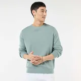 Sweater de punto con textura fantasía, cuello redondo y mangas largas con puños acanalados.