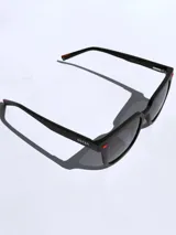 Lentes de sol negros con marco cuadrado y detalles rojos. Lentes con protección UV 400 y tecnología polarizada. Marca Osten, modelo Bali 2602.