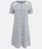 Camisón corto gris con estampado de lunares blancos, cuello redondo, manga corta, detalle de encaje en los hombros y abotonado en el frente.