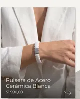 Pulsera compuesta por eslabones de cerámica blanca y cierre central de acero inoxidable.