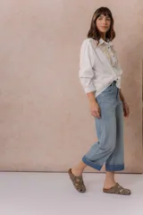 Jean de tiro alto con silueta wide leg, color celeste claro, con botamanga ancha vuelta y bolsillos delanteros y traseros.