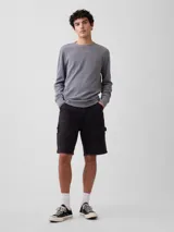 Bermuda de jean estilo carpenter color negro desgastado, de corte holgado, con bolsillos laterales utilitarios y presillas para martillo.