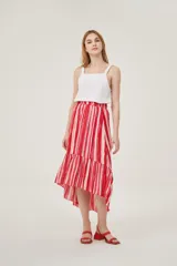 Falda midi con estampado de rayas verticales rojas y blancas, cintura elastizada y volados asimétricos en el ruedo.