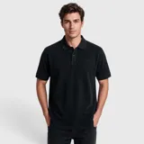 Remera polo de piqué color negro, con cuello clásico, cierre frontal con botones y mangas cortas.