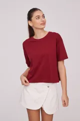 Remera manga corta color borgoña, de algodón, corte holgado y cuello redondo.