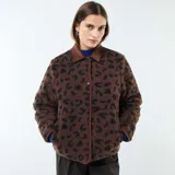 Chaqueta marrón con estampado animal print negro, cuello clásico y cierre con botones.