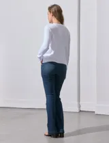 Cardigan tejido color blanco, marca Ninety. Escote a la base y abertura central con botones metálicos dorados. Delantera con bolsillos simulados con botón dorado.