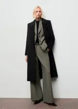 Pantalón de vestir de corte recto y tiro medio, con diseño de pinzas, bolsillos laterales y bolsillos de ribete en la parte posterior. Cuenta con cierre oculto de botón, gancho y cremallera.