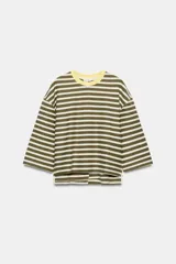 Camiseta de manga larga con diseño de rayas horizontales en color verde militar y blanco, cuello redondo en contraste de color amarillo y bajo asimétrico.