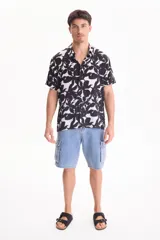 Camisa de viscosa de manga corta con corte clásico, de color negro con estampado abstracto en contraste.