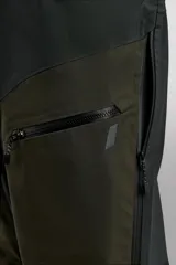 Pantalón deportivo técnico de esquí con tres capas y membrana impermeable. Presenta cintura ajustable, bolsillos frontales con cremalleras termoselladas, aberturas de ventilación laterales, bajos ajustables con refuerzos, polainas interiores y sistema de rescate RECCO integrado.