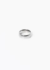 Anillo liso de acero quirúrgico hipoalergénico, de 8mm de ancho.