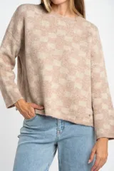 Sweater de punto con diseño de cuadros en tonos marrón y beige, de cuello redondo y manga larga.
