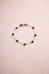 Pulsera de cadena dorada con dijes de piedras naturales y cuentas de colores. Presenta un diseño delicado con eslabones finos y cierre de mosquetón.