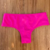 Bombacha de bikini color amarillo, ancha en los costados, de tiro alto y cavada atrás.