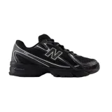 Championes New Balance modelo U740, color negro con detalles plateados. Presenta una estructura de malla transpirable con refuerzos sintéticos, logo N lateral y tecnología de amortiguación ABZORB en la entresuela.