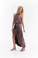 Top metalizado color cobre, con cuello halter y diseño balloon con caída fluida.