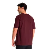 Remera color borgoña con estampa frontal gris de una máquina y texto "A Tractor Company Peoria USA".