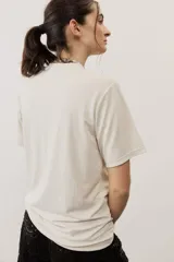 Remera básica de manga corta y cuello redondo, color negro, de corte clásico y diseño liso.